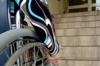 Rollstuhlfahrer vor Treppe-Bildungsangebote für Menschen mit Behinderung