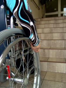 Barrieren in einer Uni: Rollstuhl vor einer Treppe 