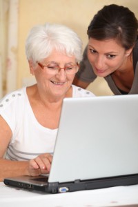 Ältere Frau macht einen Computerkurs