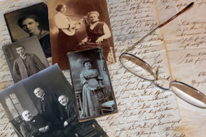 Alte Fotos und Briefe zur Ahnenforschung